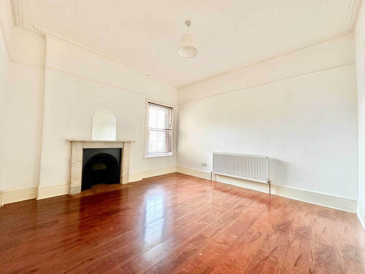 Flat Bensham Lane in Greater London