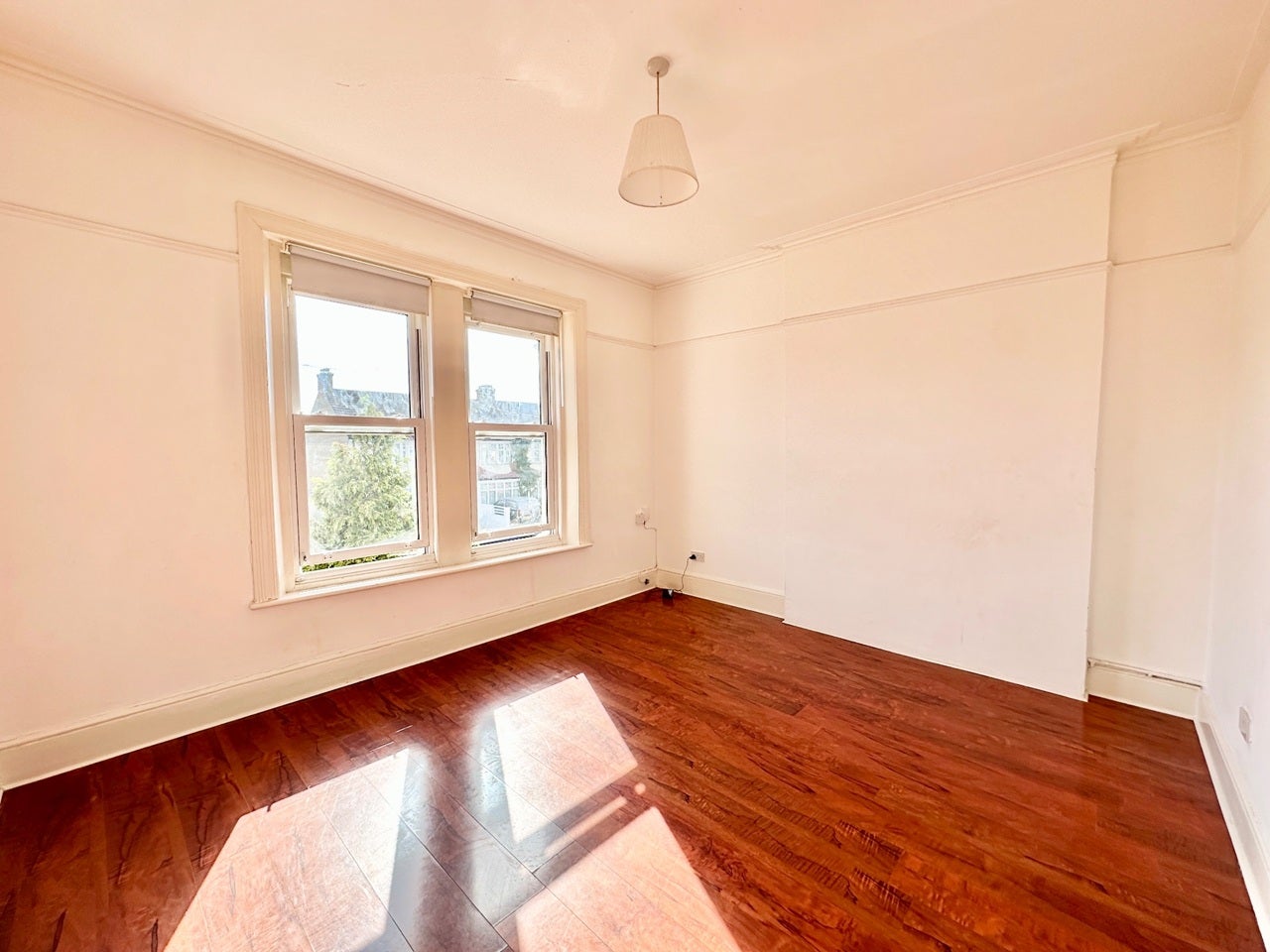 Flat Bensham Lane in Greater London