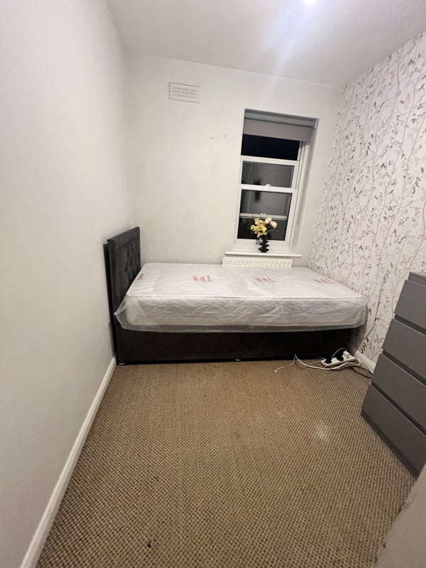 Room Arne Walk in Greater London