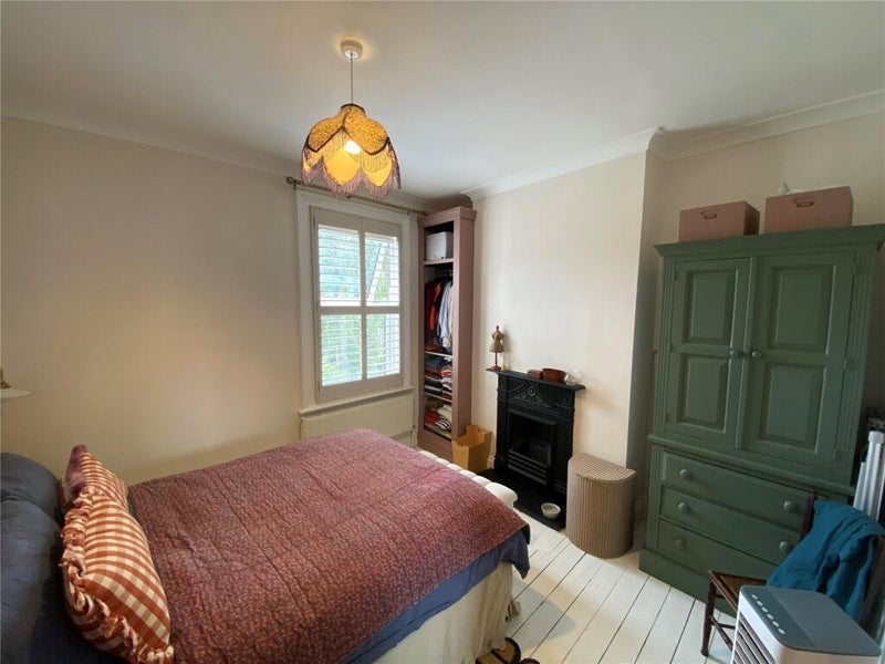 Room Shrewsbury Road in Greater London