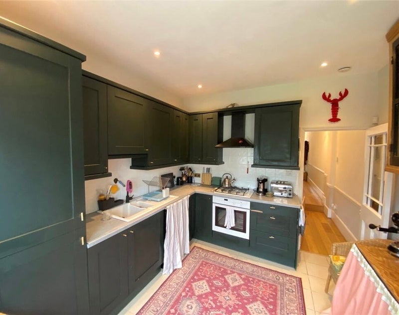 Room Shrewsbury Road in Greater London