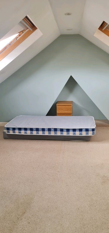 Room Boyne Road in Greater London