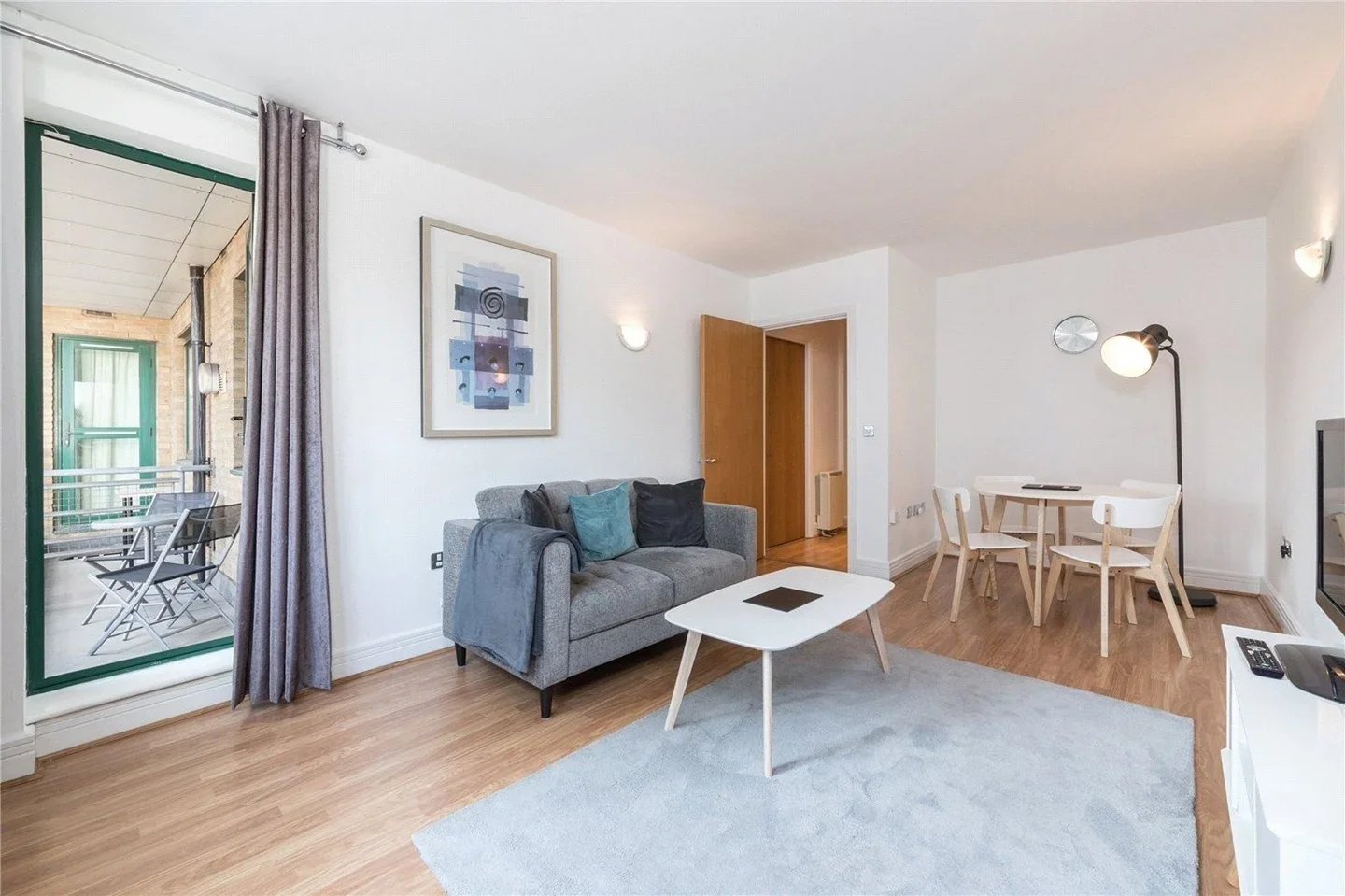 Flat Mansell Street in Greater London