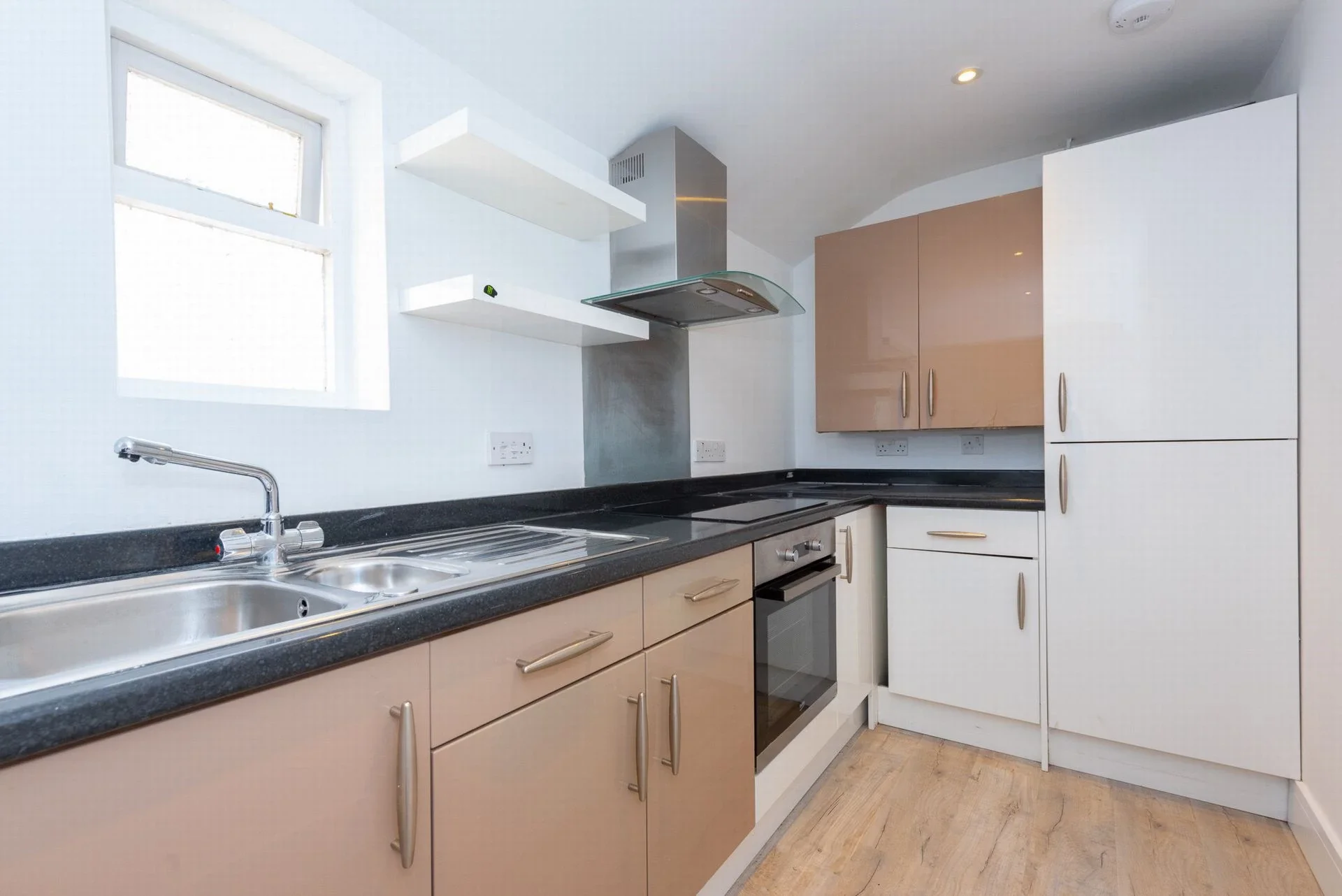 Flat Queens Road in Rushmoor