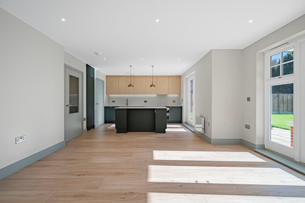 Flat Beauchamp Road in Elmbridge