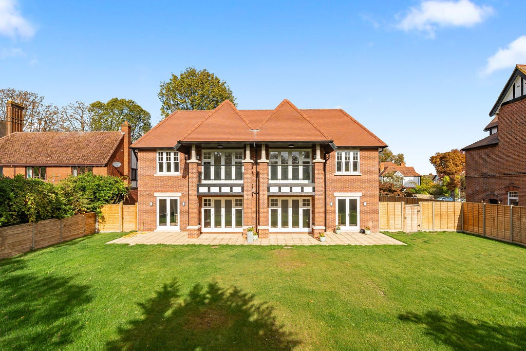 Flat Beauchamp Road in Elmbridge