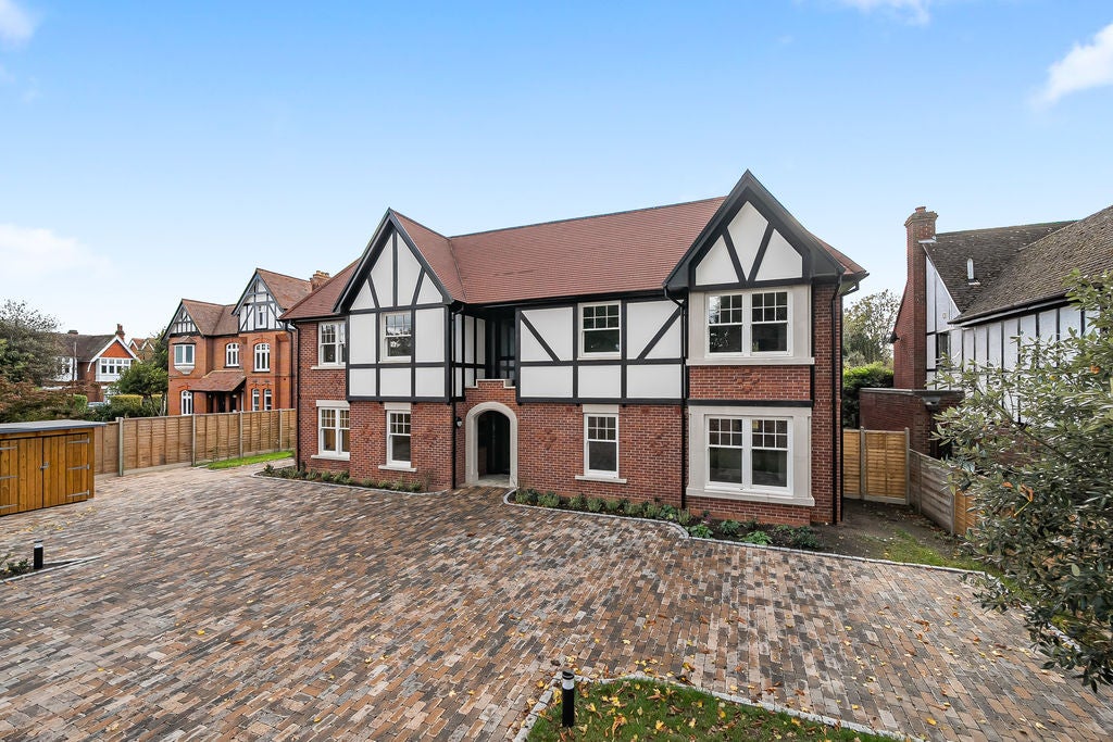 Flat Beauchamp Road in Elmbridge