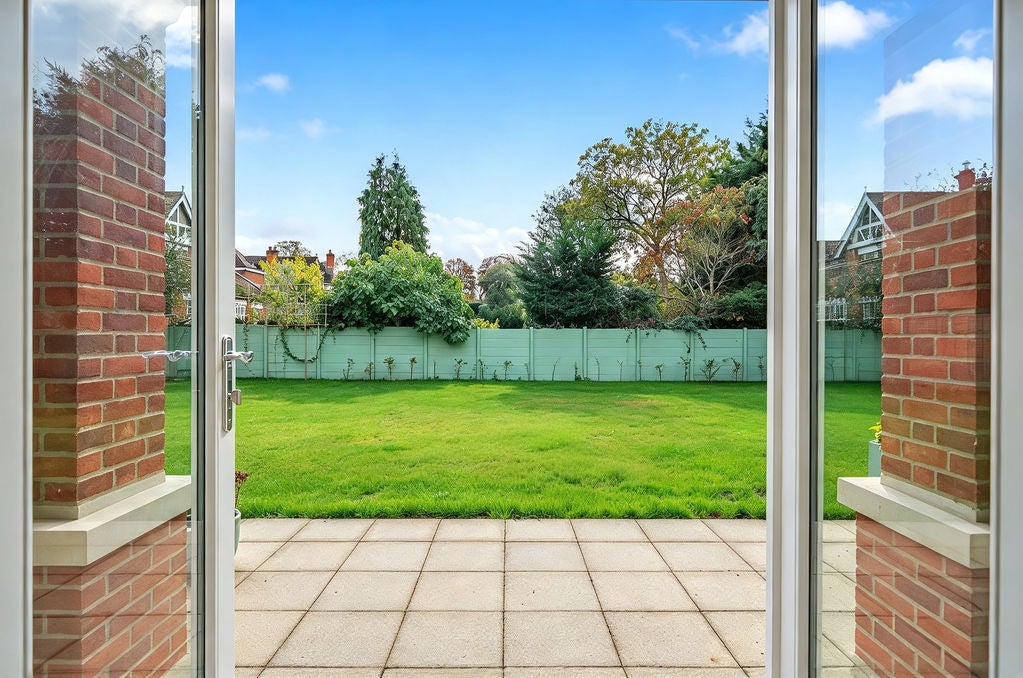 Flat Beauchamp Road in Elmbridge