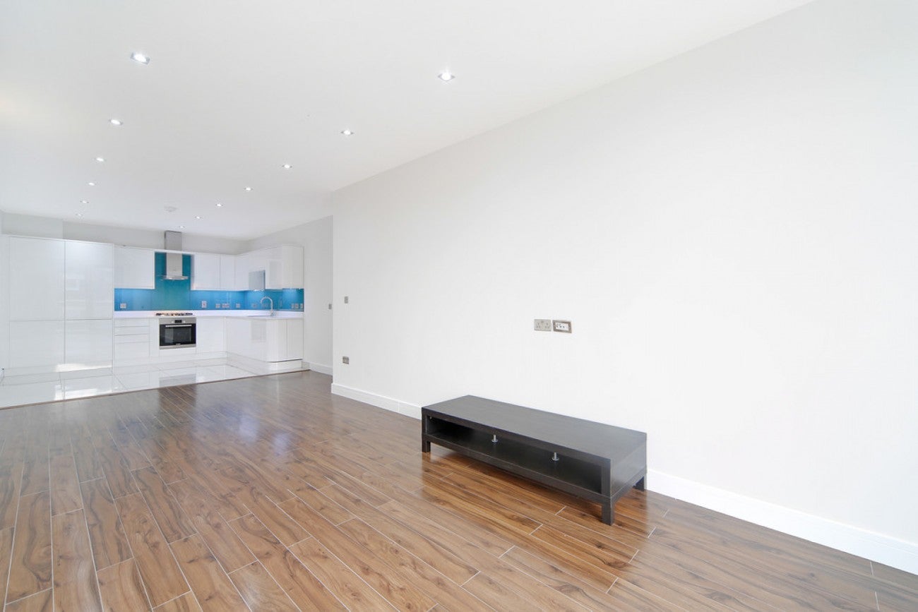 Flat Candle Street in Greater London