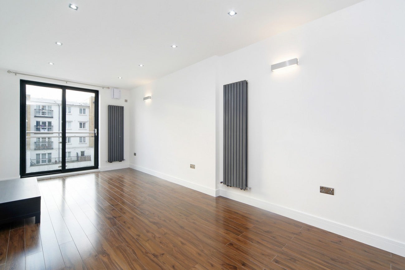 Flat Candle Street in Greater London