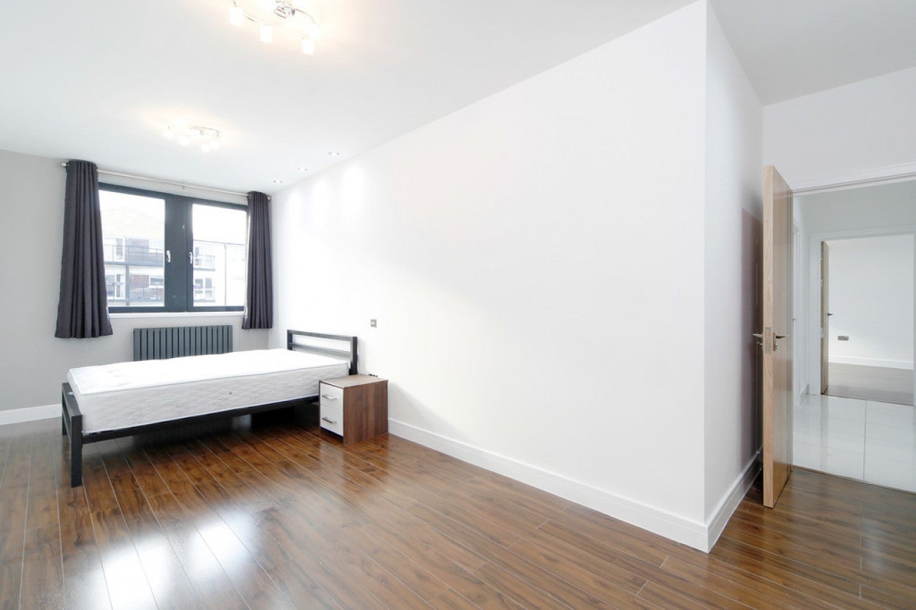 Flat Candle Street in Greater London