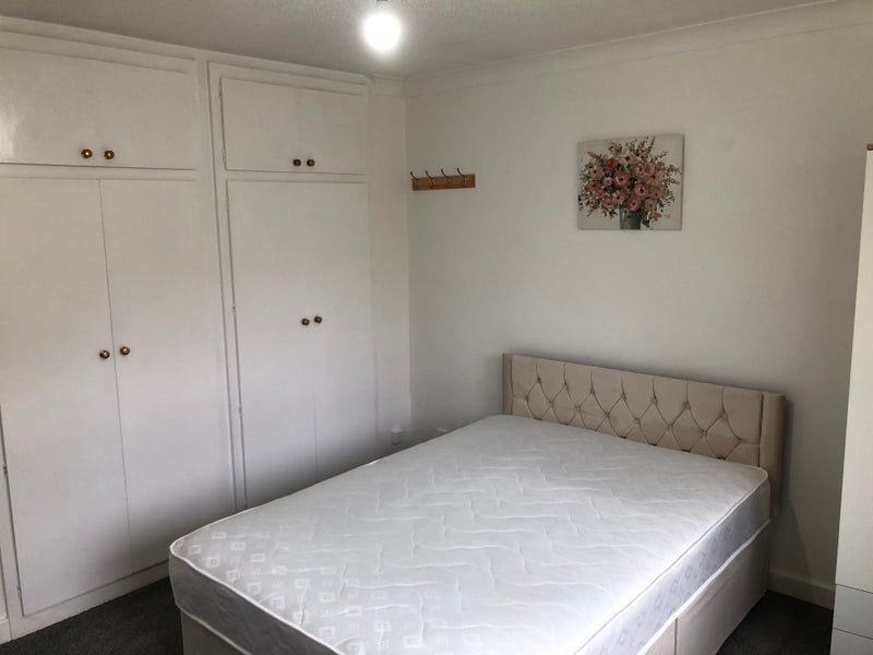 Room Perry Hill in Chelmsford
