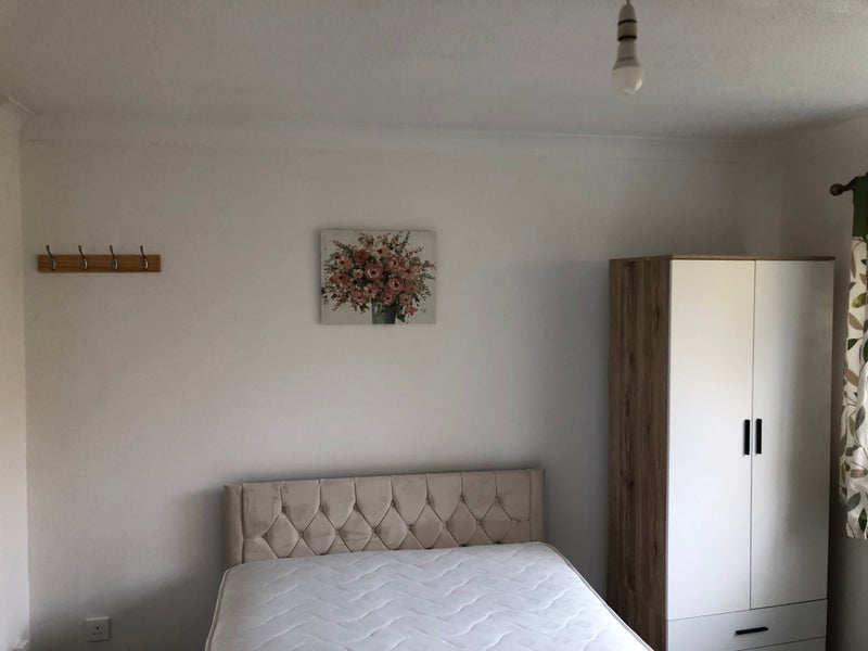 Room Perry Hill in Chelmsford