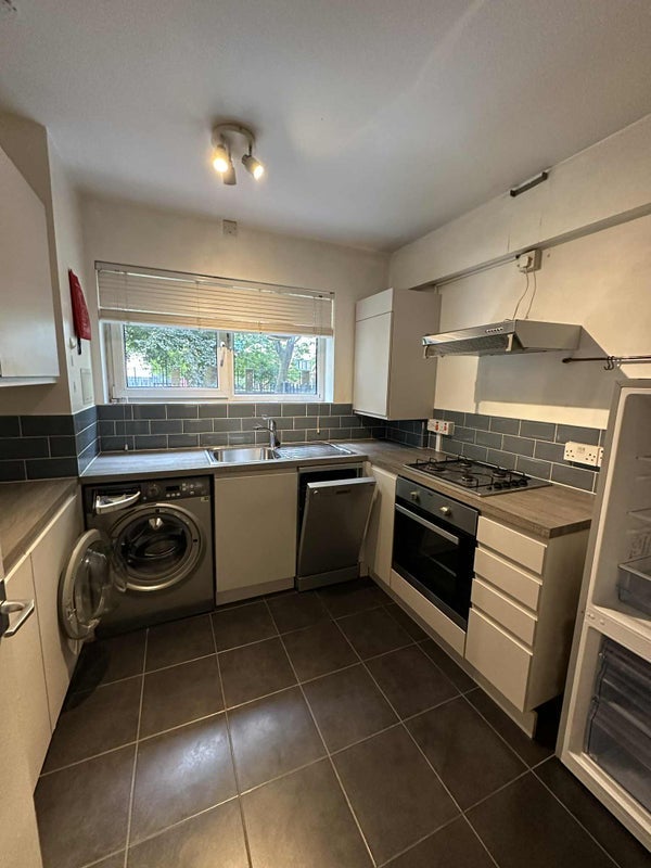 Flat Binfield Road in Greater London
