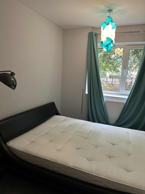 Flat Binfield Road in Greater London