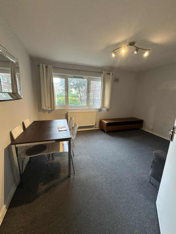Flat Binfield Road in Greater London