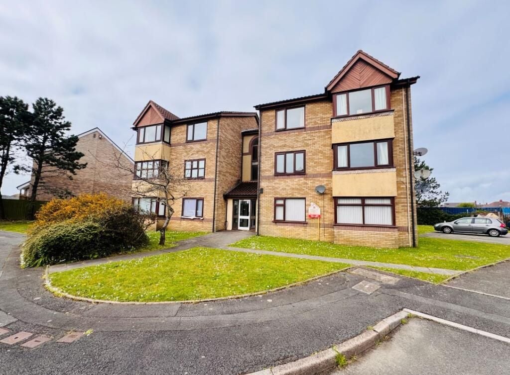 Flat Harvey Crescent in Sandfields East