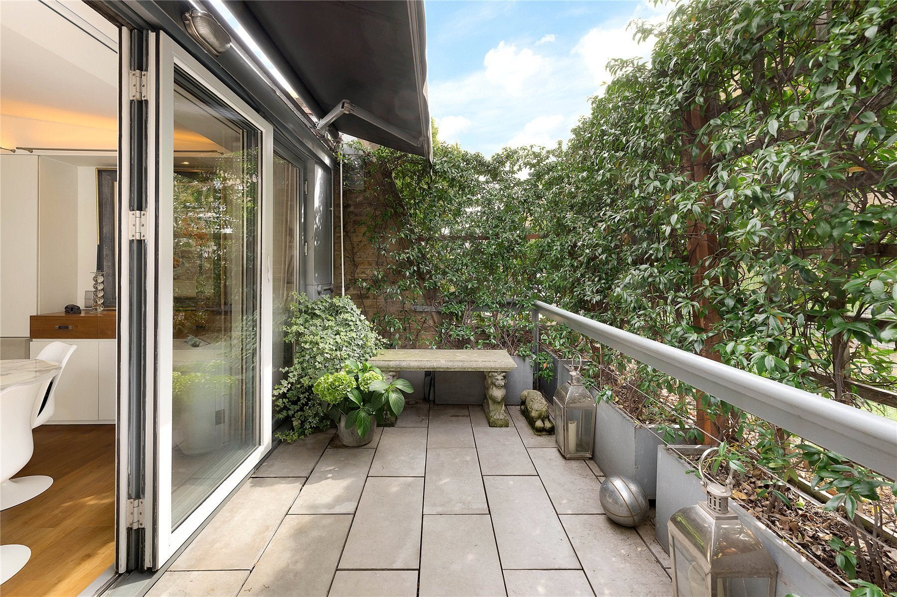 House Cadogan Lane in Greater London