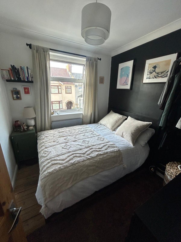 Room Colegrave Road in Greater London