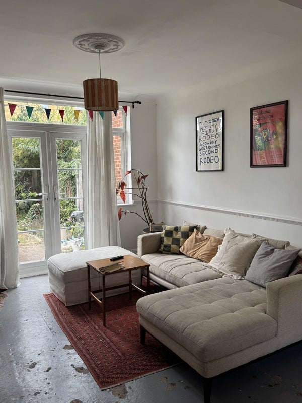 Room Colegrave Road in Greater London