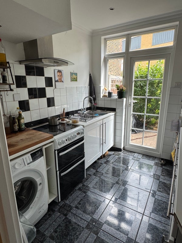 Room Colegrave Road in Greater London