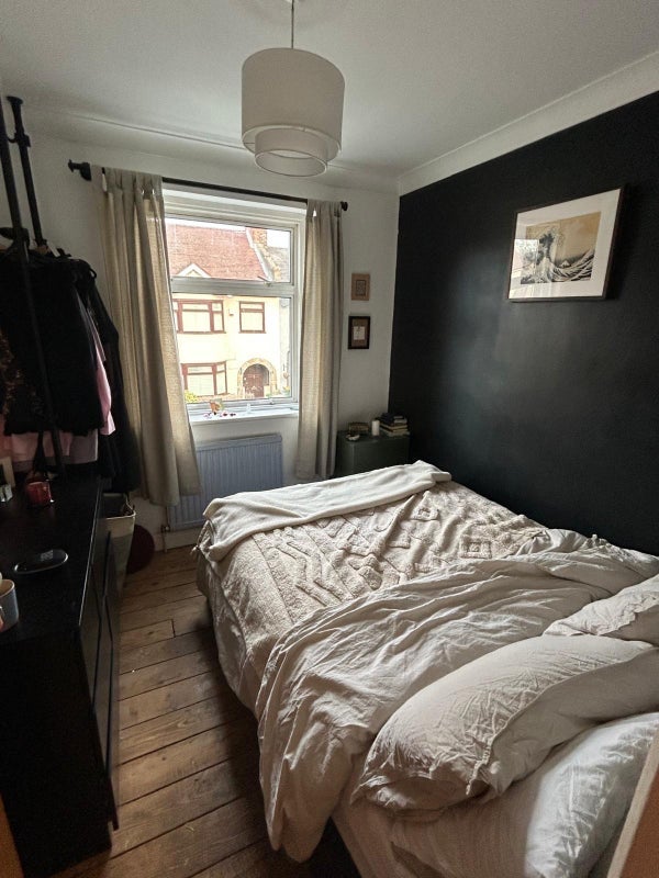 Room Colegrave Road in Greater London