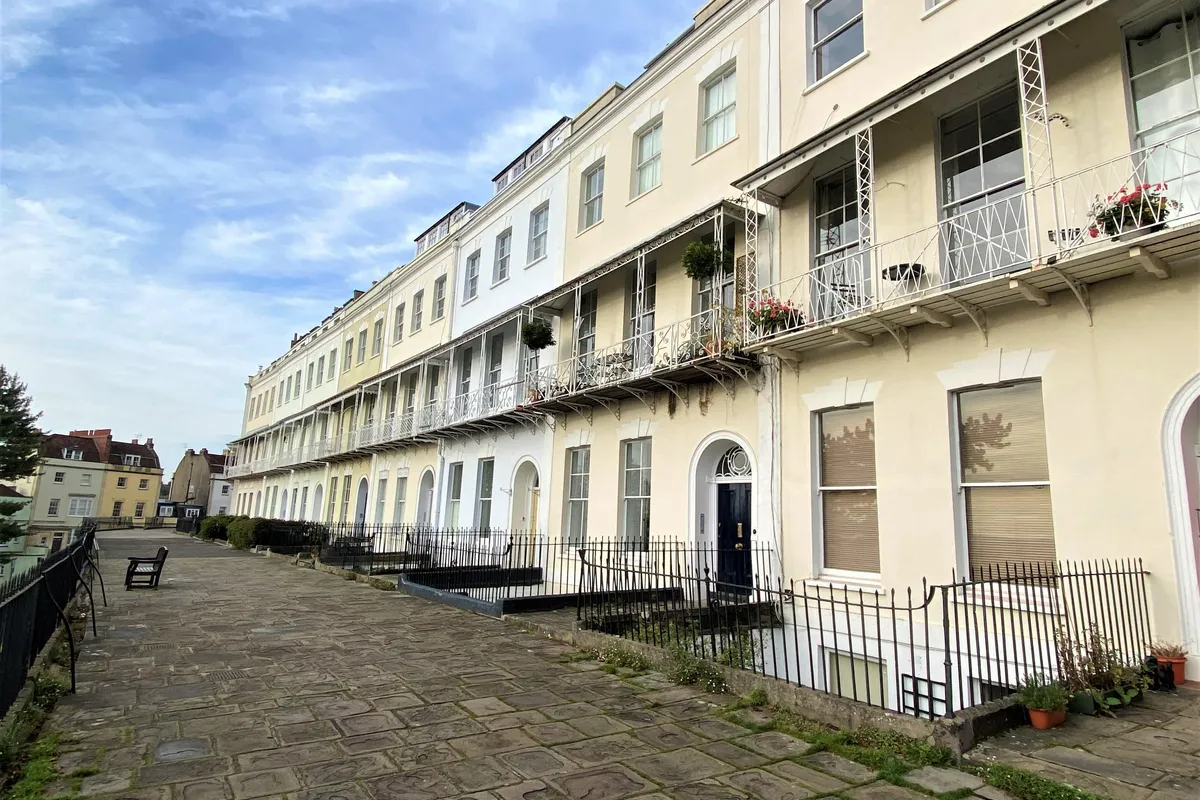 Flat Royal York Crescent in Bristol