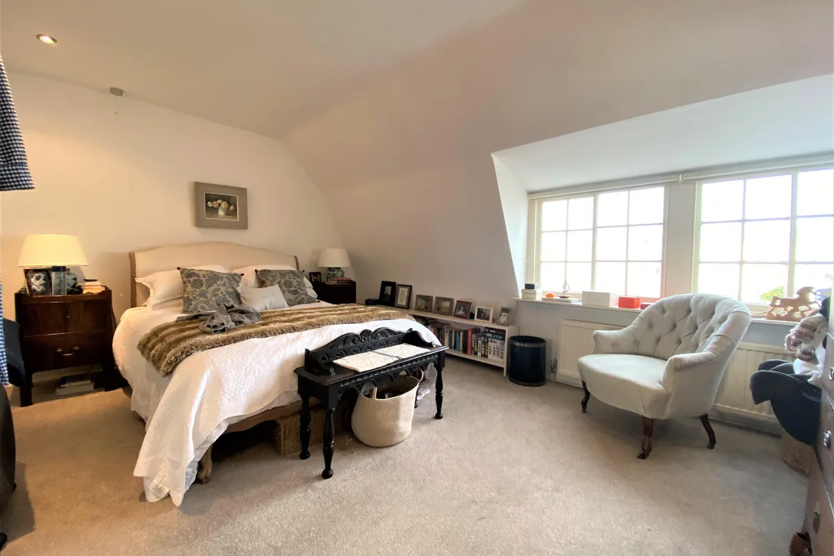 Flat Royal York Crescent in Bristol