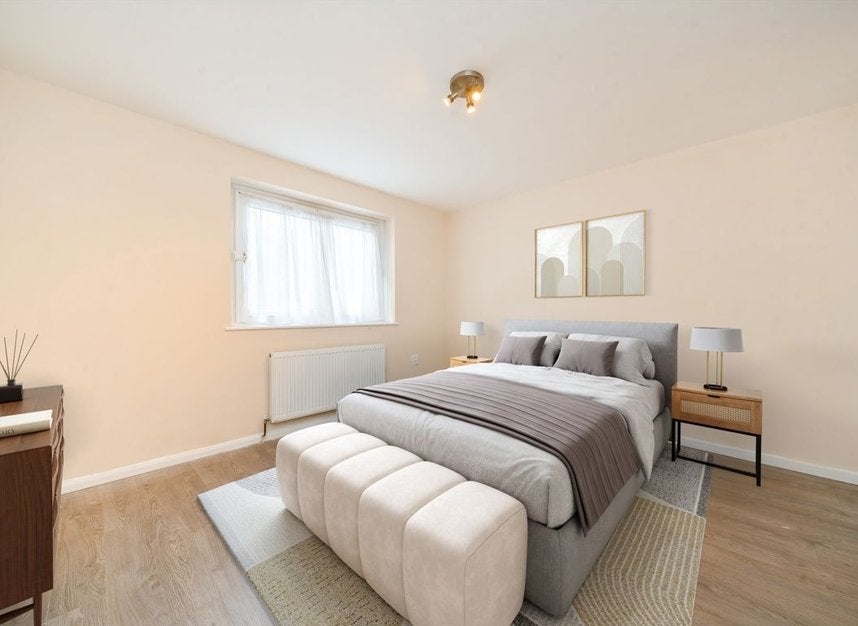 Flat Hillcrest Road in Greater London
