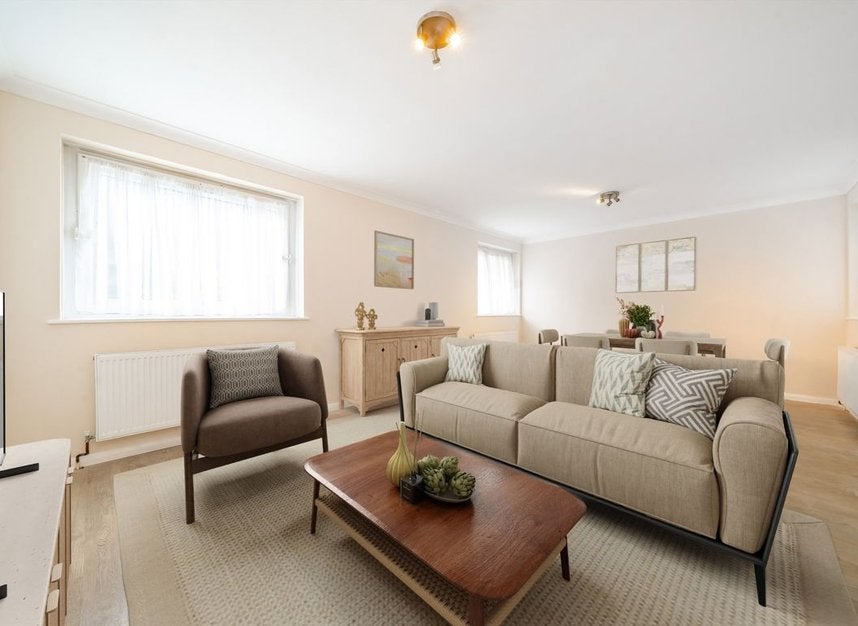 Flat Hillcrest Road in Greater London