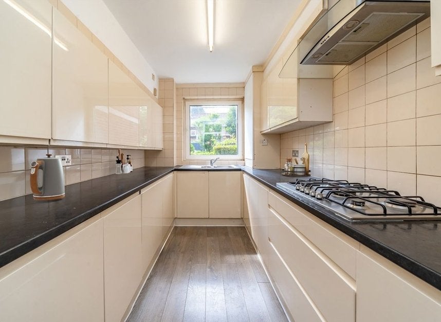 Flat Hillcrest Road in Greater London