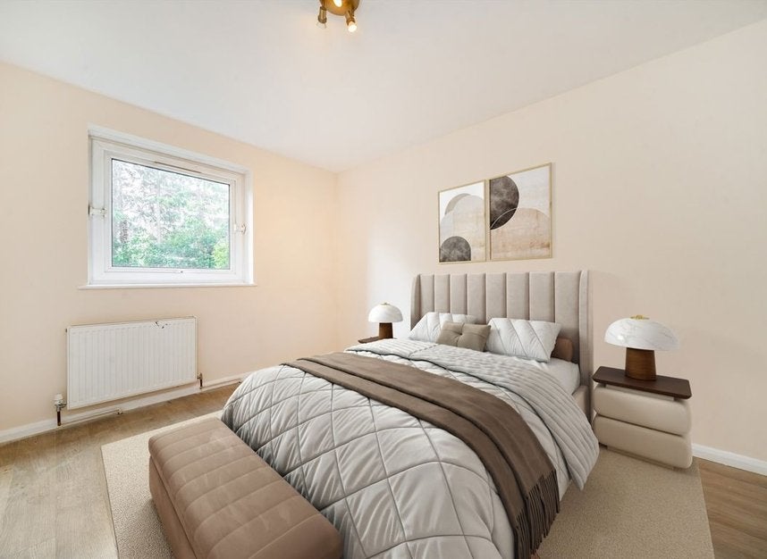 Flat Hillcrest Road in Greater London