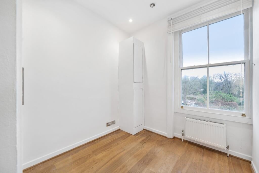 Flat Eastbrook Road in Greater London