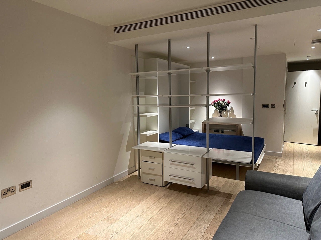 Flat Biscayne Avenue in Greater London