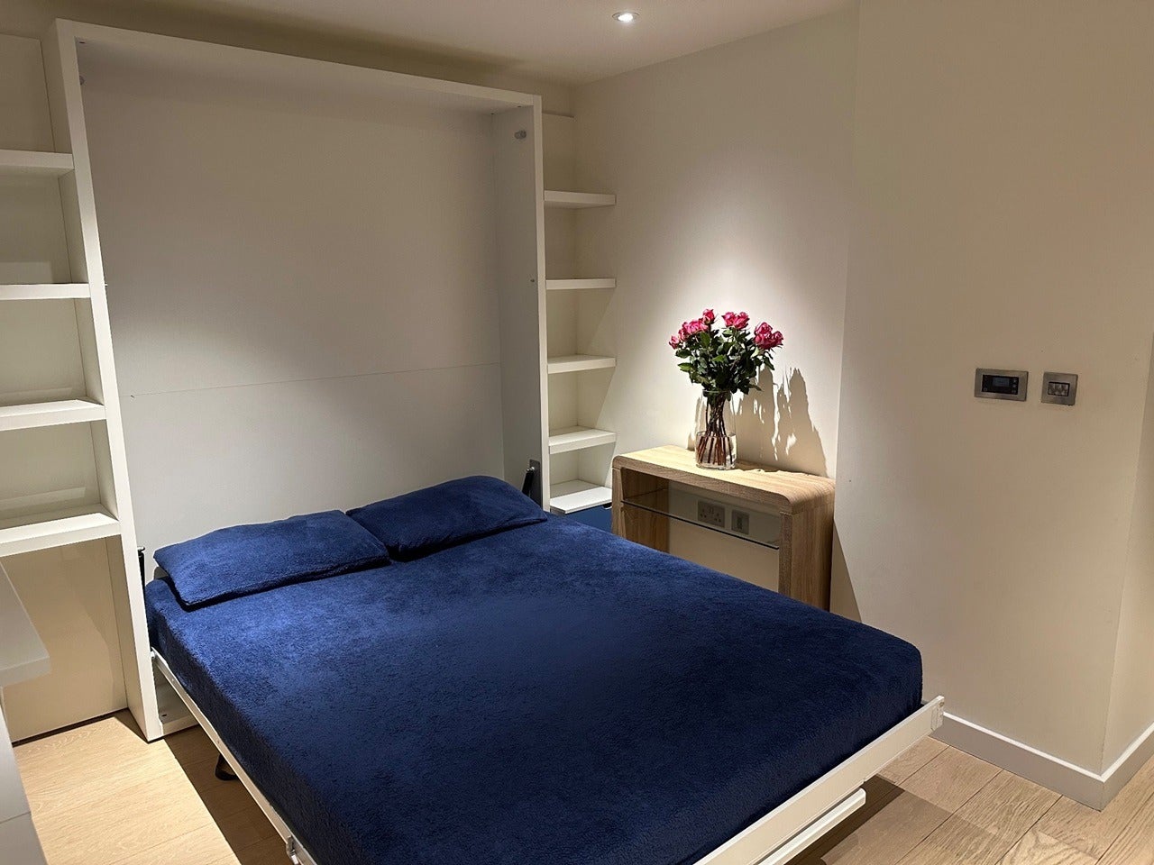 Flat Biscayne Avenue in Greater London