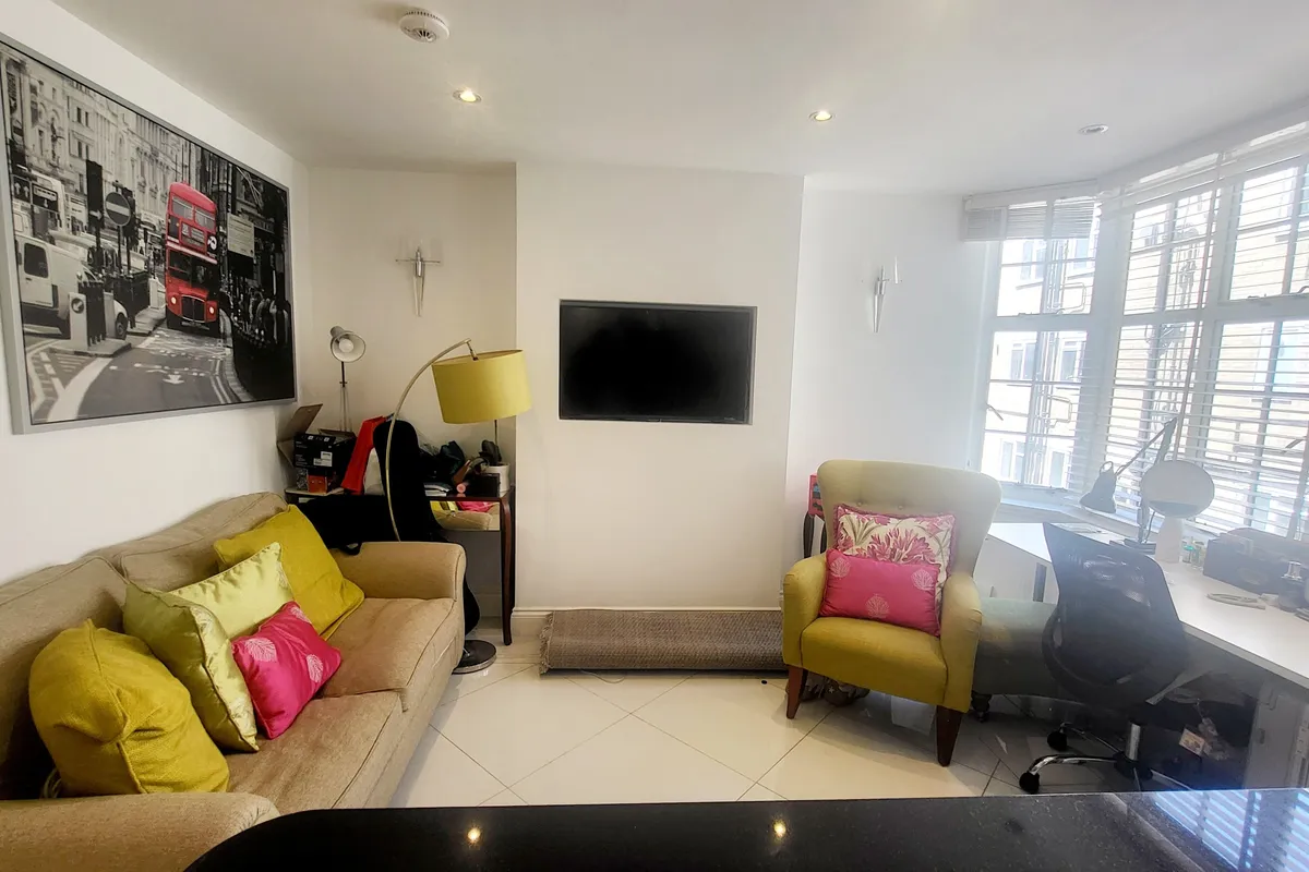 Flat Queen Square in Greater London