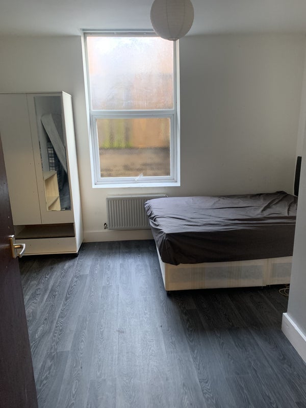 Room Culvert Road in Greater London