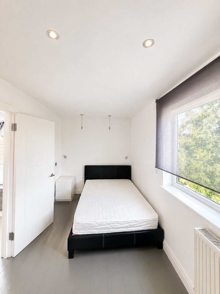 Flat Easton Street in High Wycombe