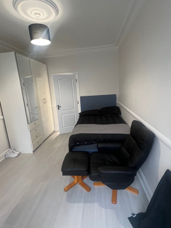 Flat Keswick Gardens in Greater London
