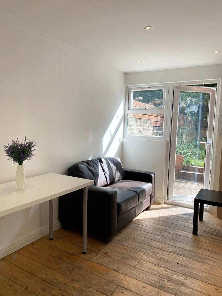 Room Lydford Road in City of Westminster