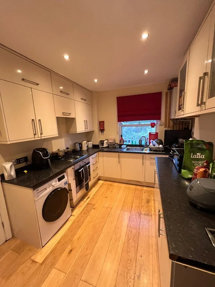 Room Queenstown Road in Greater London