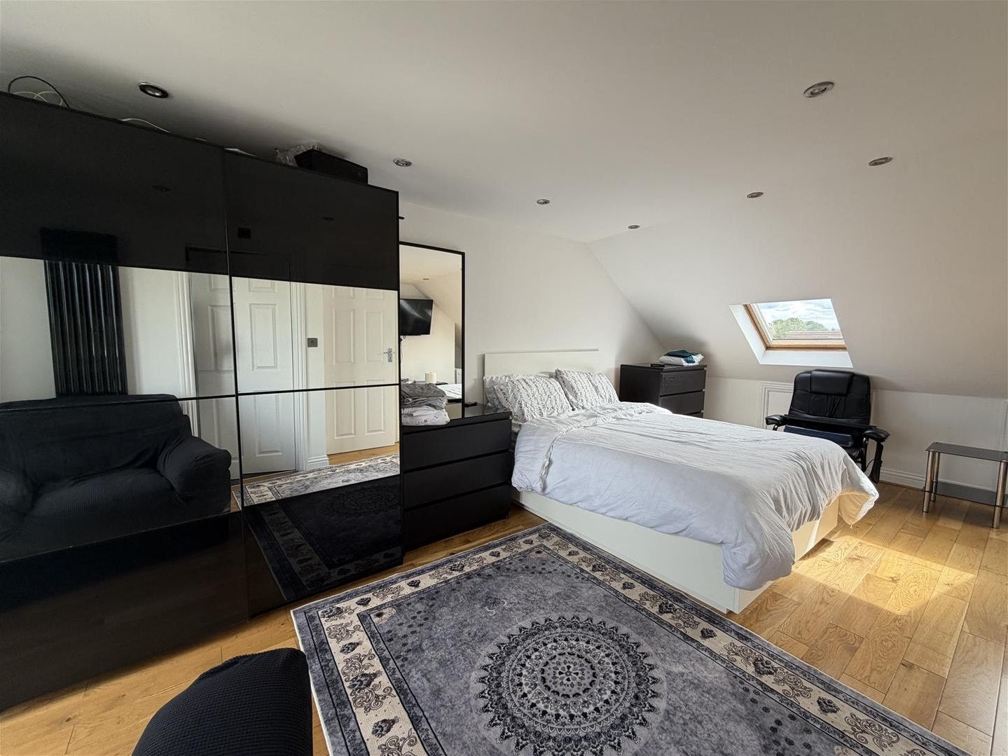 Room Meadowbank Road in Greater London
