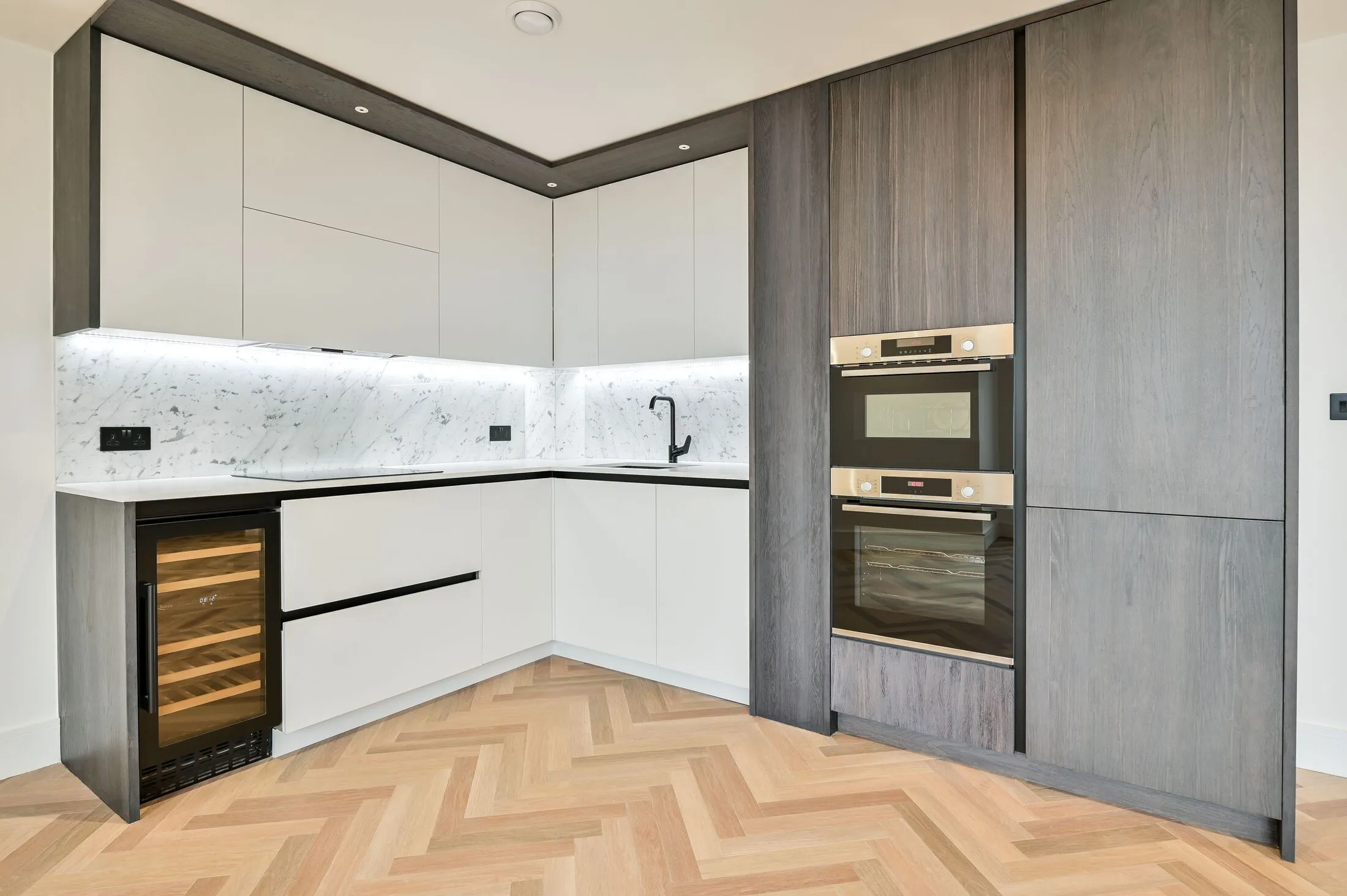 Flat Sturge Street in Greater London