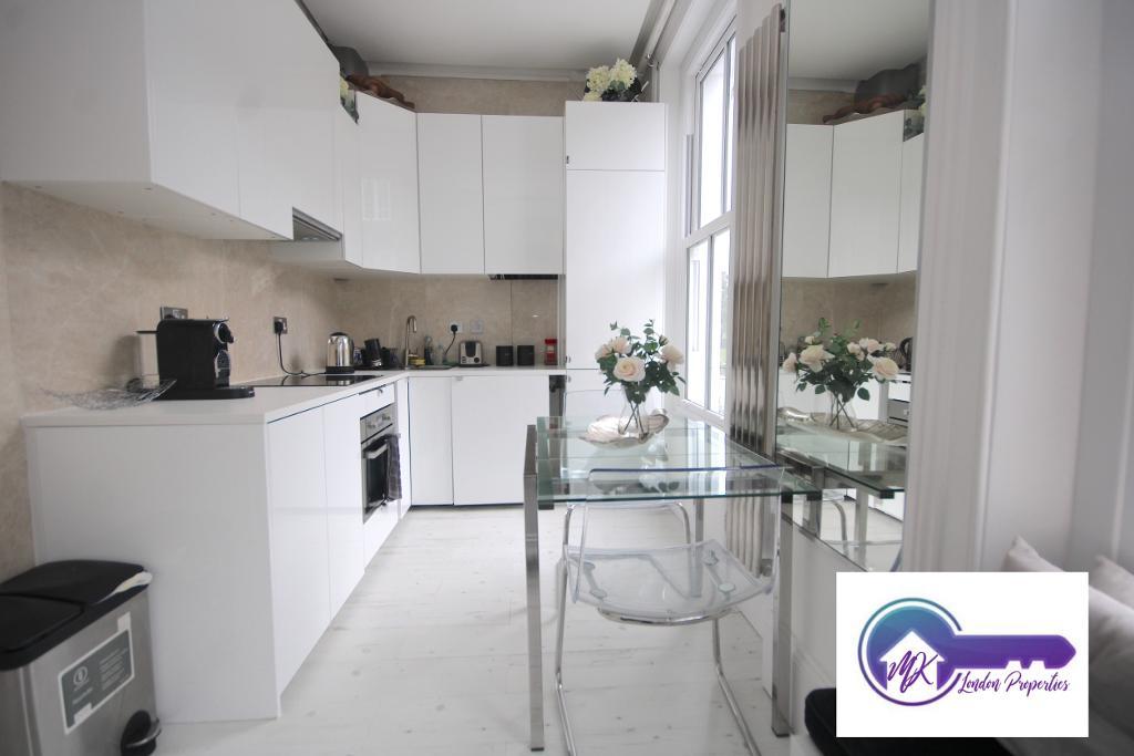 Room Mortimer Crescent in Greater London