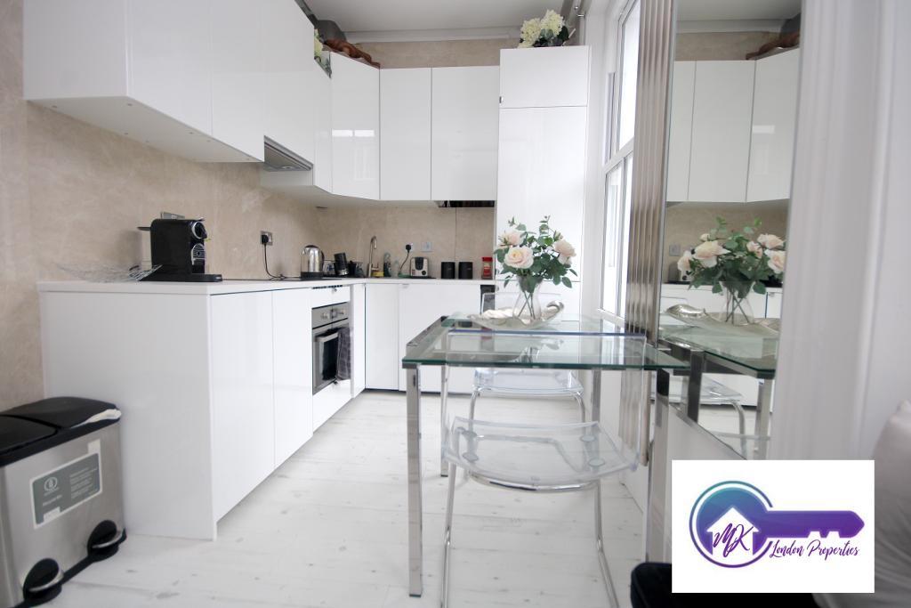 Room Mortimer Crescent in Greater London