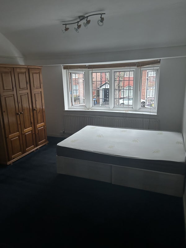 Room Neeld Crescent in Greater London