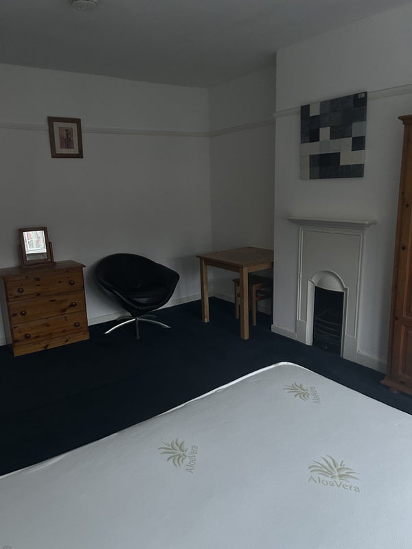 Room Neeld Crescent in Greater London