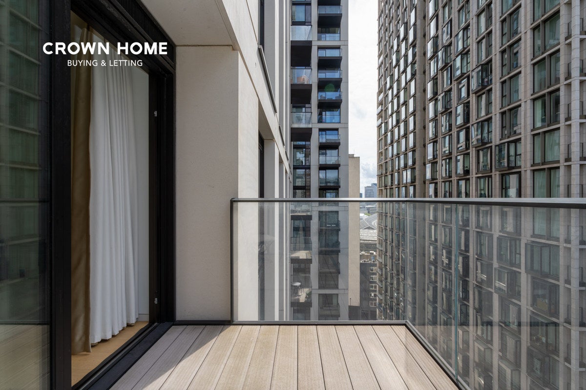 Flat Southbank in Greater London