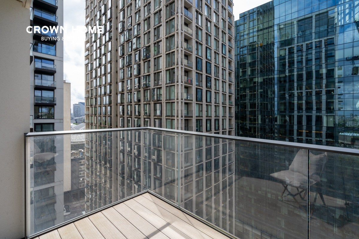 Flat Southbank in Greater London