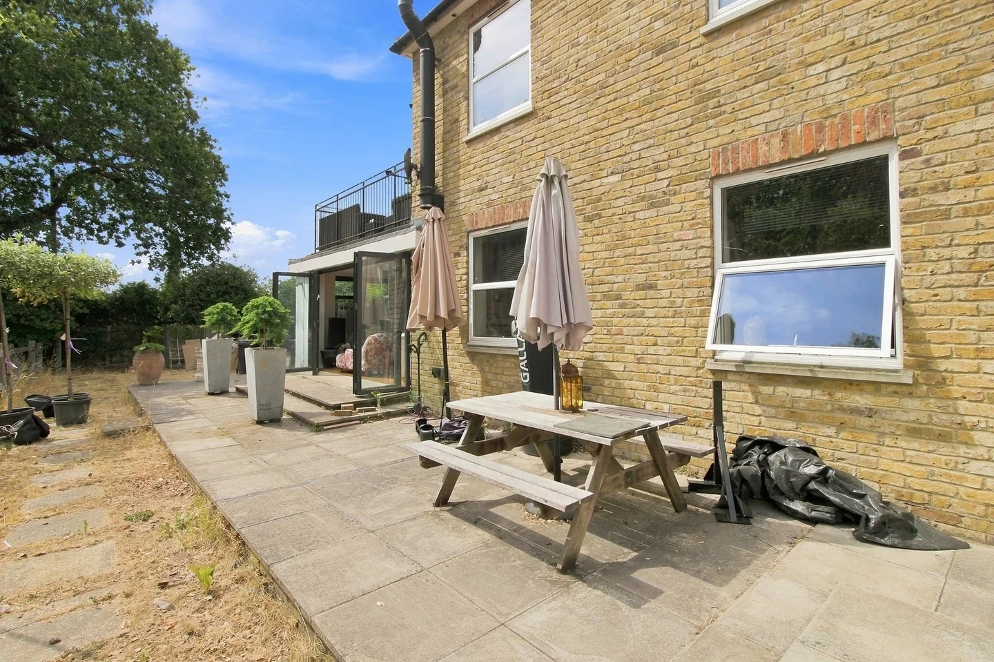 Flat Strayfield Road in Greater London